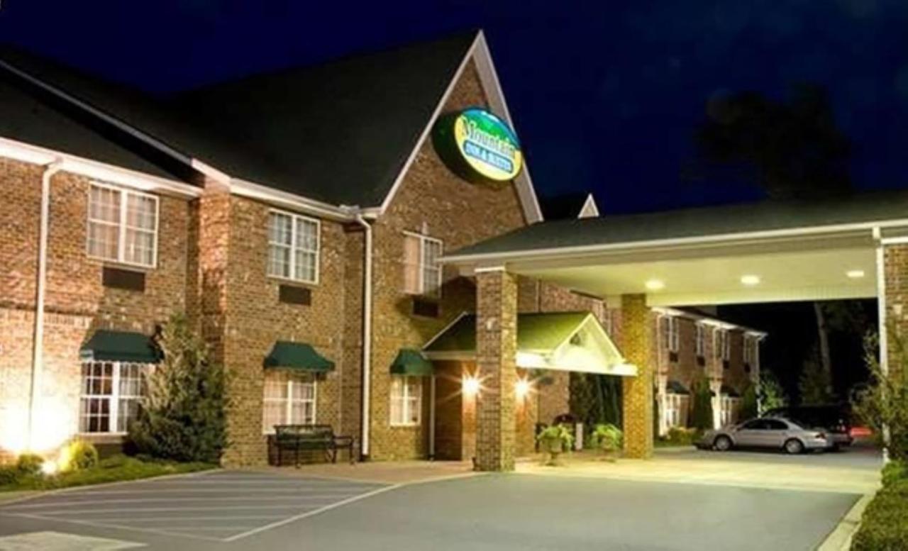 Mountain Inn & Suites Флет Рок Екстериор снимка