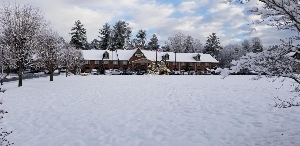 Mountain Inn & Suites Флет Рок Екстериор снимка
