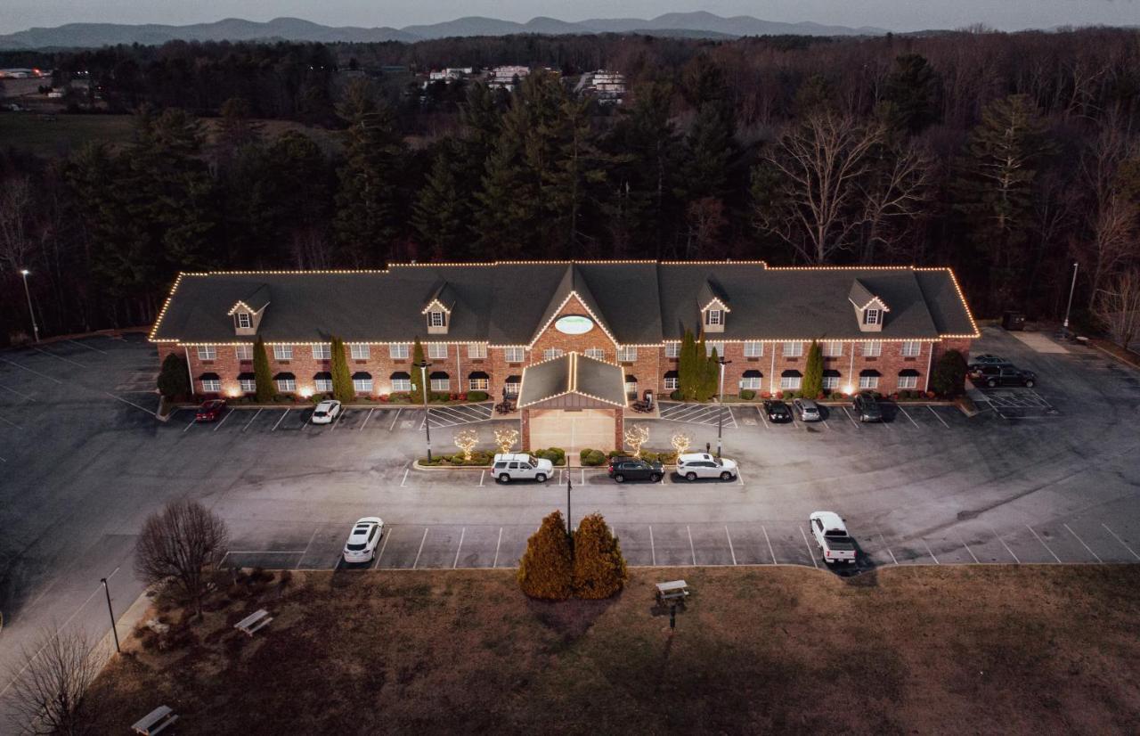 Mountain Inn & Suites Флет Рок Екстериор снимка