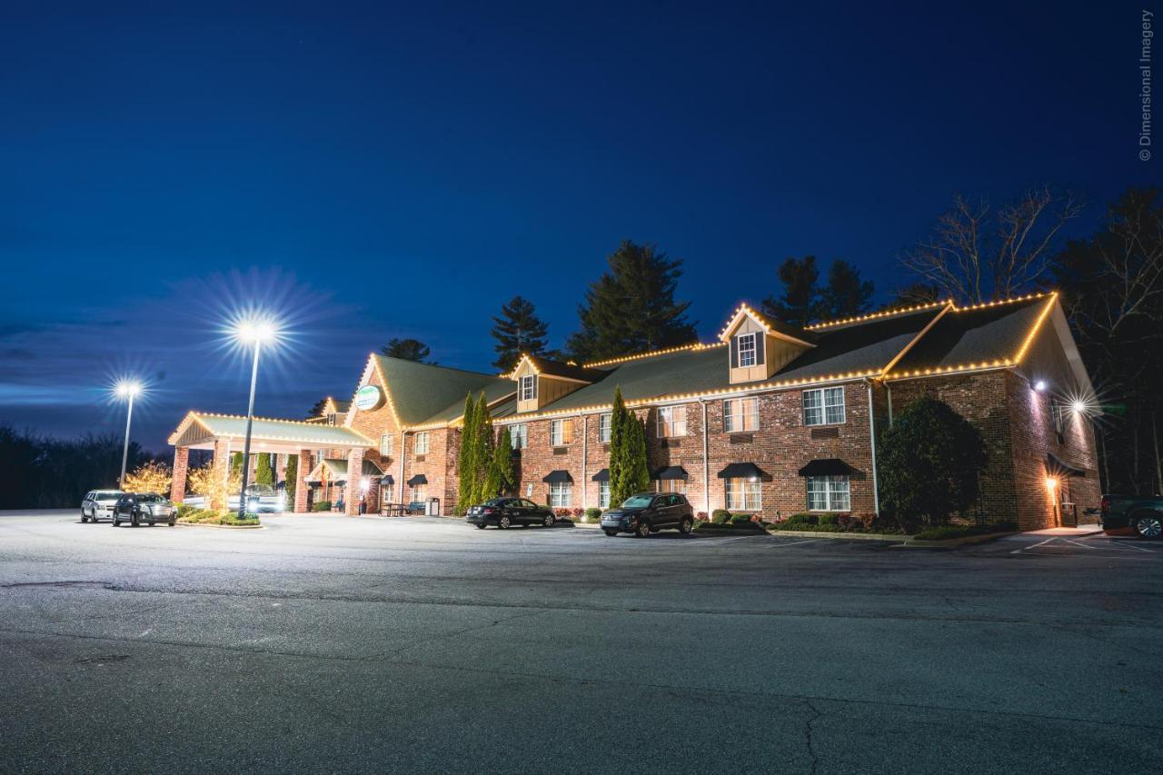 Mountain Inn & Suites Флет Рок Екстериор снимка