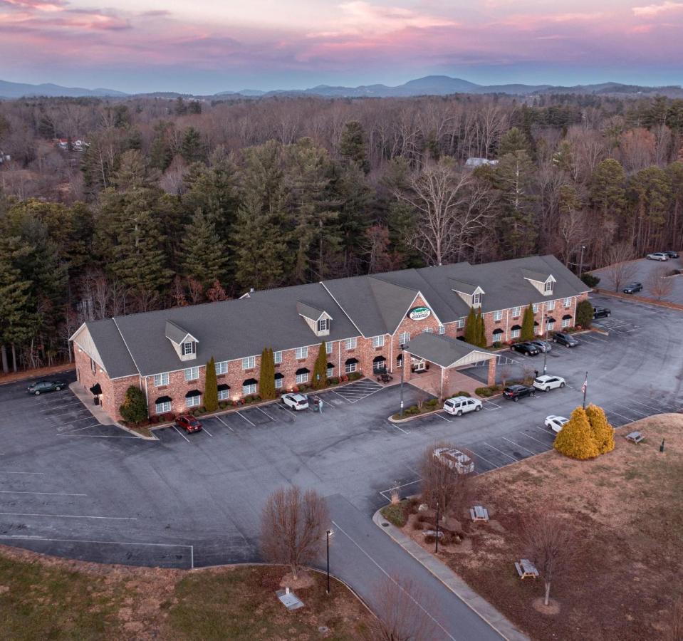 Mountain Inn & Suites Флет Рок Екстериор снимка