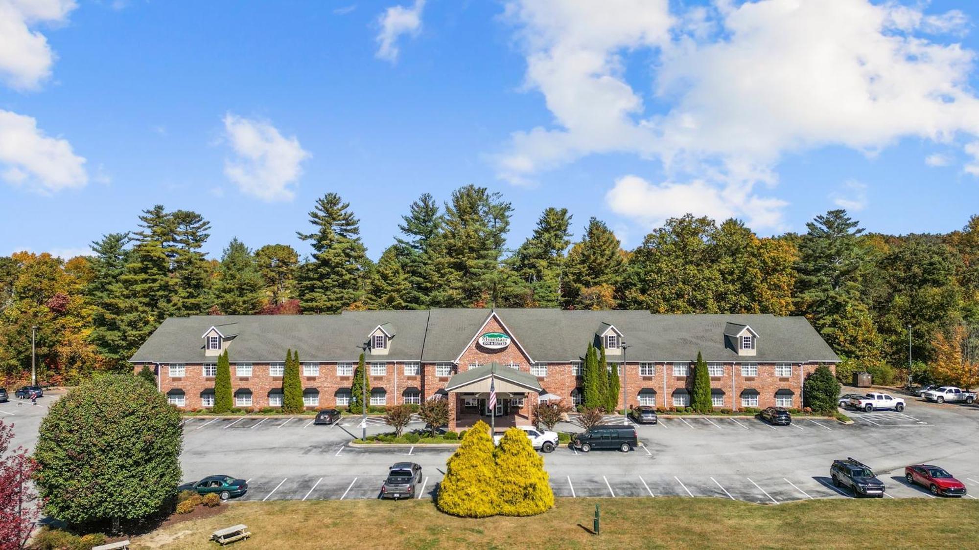 Mountain Inn & Suites Флет Рок Екстериор снимка