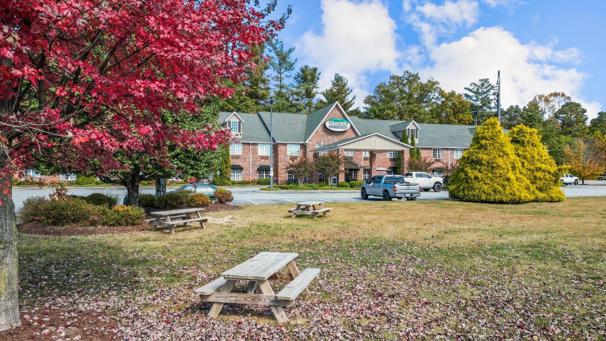 Mountain Inn & Suites Флет Рок Екстериор снимка